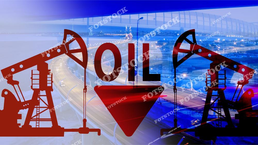 На изображении изображены силуэты нефтяных качалок с наложением слова "OIL" и красной стрелки вниз. Фон с изображением городской инфраструктуры подчёркивает глобальный масштаб нефтяной отрасли. Фотография иллюстрирует снижение цен на нефть и его последствия для энергетического сектора.